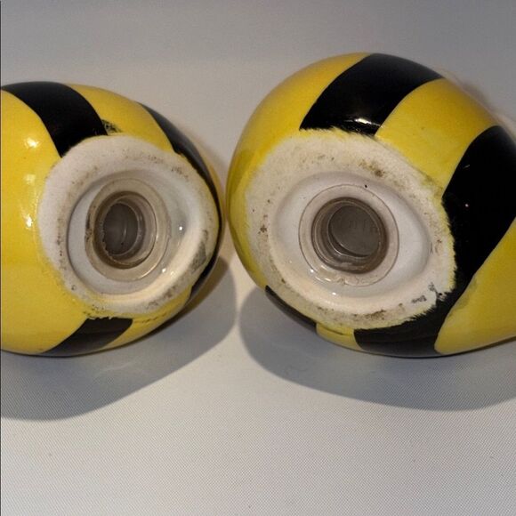 Ceramic bee salt, and pepper shakers - Picture 7 of 7